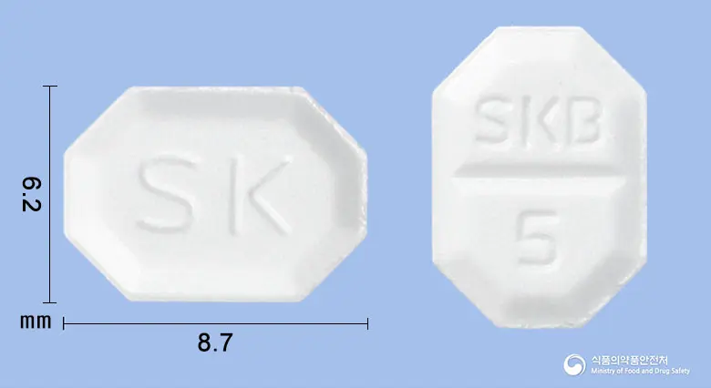 스카드비정(암로디핀베실산염) 앞뒤 사진 (흰색 팔각형, 각인 SK / SKB 5)