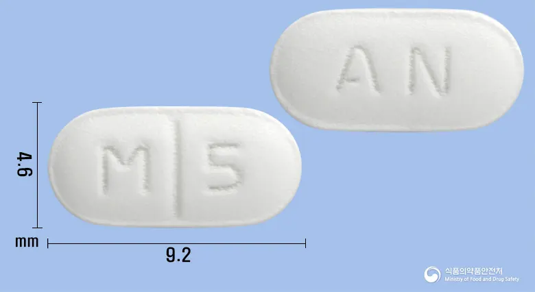 뉴모사플드정(모사프리드시트르산염수화물) 앞뒤 사진 (흰색 장방형, 각인 M 5 / AN)