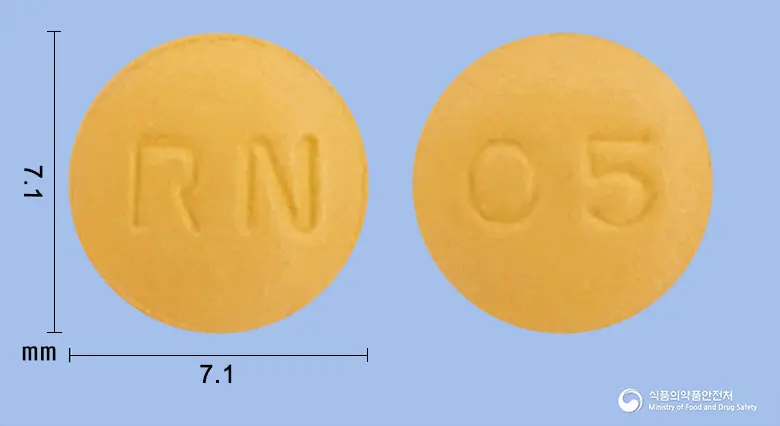 로스타정5mg(로수바스타틴칼슘) 앞뒤 사진 (노란색 원형, 각인 RN / 05)