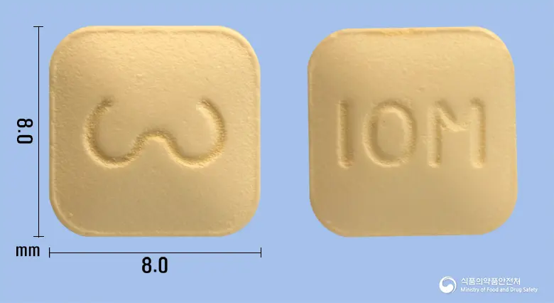 모네카정10mg(몬테루카스트나트륨) 앞뒤 사진 (노란색 사각형, 각인 10M)