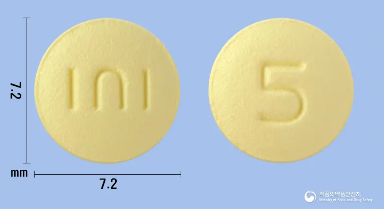 비보존도네페질정5mg(도네페질염산염수화물) 앞뒤 사진 (노란색 원형, 각인 I∩I / 5)