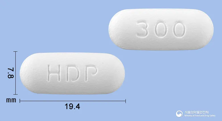 쎄로티핀정300밀리그램(쿠에티아핀푸마르산염) 앞뒤 사진 (흰색 타원형, 각인 HDP / 300)