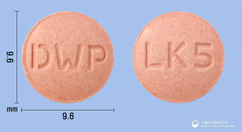 싱규루카츄정5mg(몬테루카스트나트륨) 앞뒤 사진 (분홍색 원형, 각인 DWP / LK5)