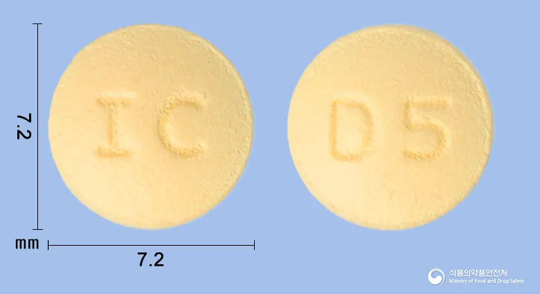 페네도정5밀리그램(도네페질염산염일수화물) 앞뒤 사진 (노란색 원형, 각인 IC / D5)