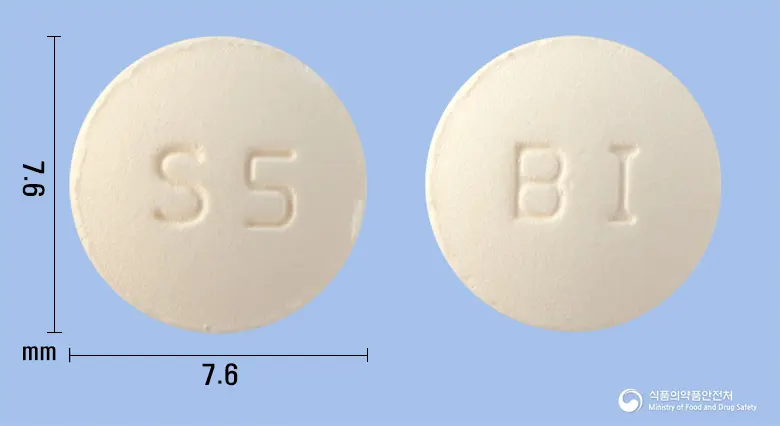 솔리콘정5mg(솔리페나신숙신산염) 앞뒤 사진 (흰색 원형, 각인 S5 / BI)