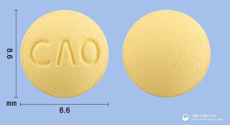 오넵트정10mg(도네페질염산염수화물) 앞뒤 사진 (노란색 원형, 각인 CΛO)
