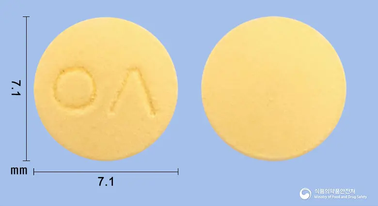 오넵트정5mg(도네페질염산염수화물) 앞뒤 사진 (노란색 원형, 각인 OΛ)