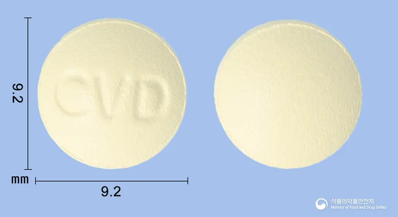 도페질정10mg(도네페질염산염수화물) 앞뒤 사진 (노란색 원형, 각인 CVD)