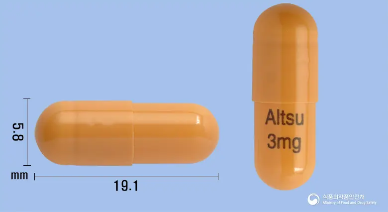 알쯔스티그민캡슐3.0mg(리바스티그민타르타르산염) 앞뒤 사진 (주황색 캡슐, 각인 Altsu3mg)