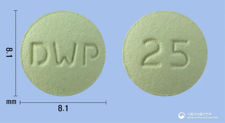 레파트진정25mg(시나칼세트염산염) 앞뒤 사진 (연두색 원형, 각인 DWP / 25)
