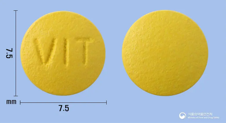 엘비타정 앞뒤 사진 (노란색 원형, 각인 VIT)