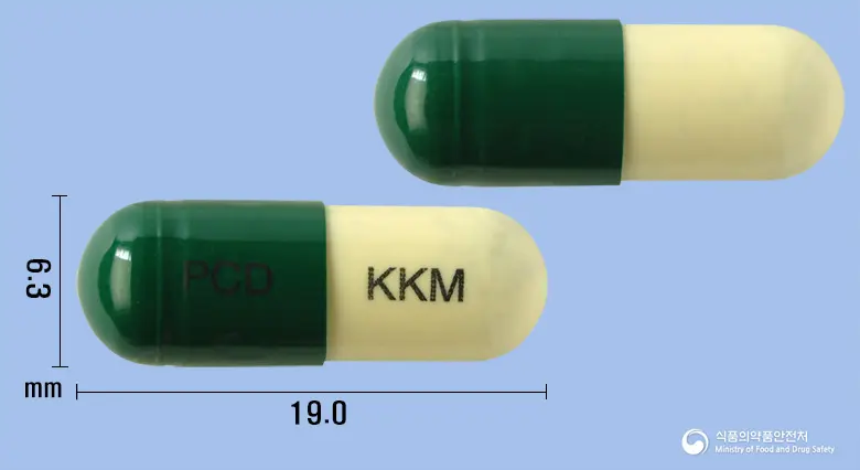 판토시딜캡슐 앞뒤 사진 (초록색 캡슐, 각인 PCD KKM)