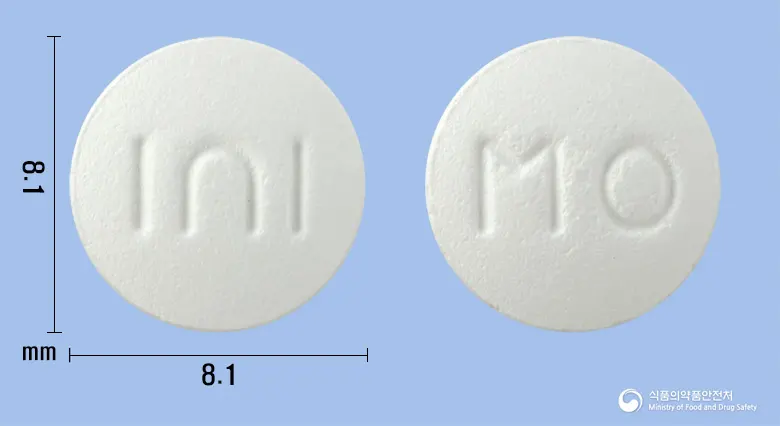 모게인정 앞뒤 사진 (흰색 원형, 각인 I∩I / MO)