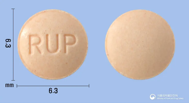 루파핀정(루파타딘푸마르산염) 앞뒤 사진 (주황색 원형, 각인 RUP)