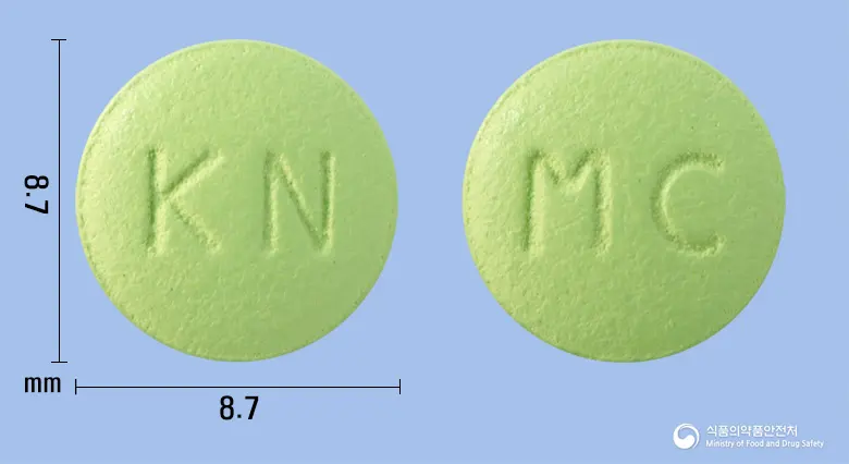 맥큐어정(센텔라정량추출물) 앞뒤 사진 (연두색 원형, 각인 KN / MC)