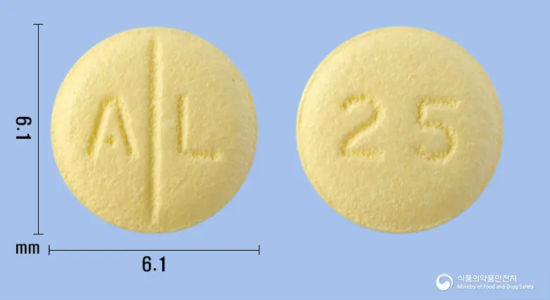 토피메인정25밀리그램(토피라메이트) 앞뒤 사진 (노란색 원형, 각인 A L / 25)