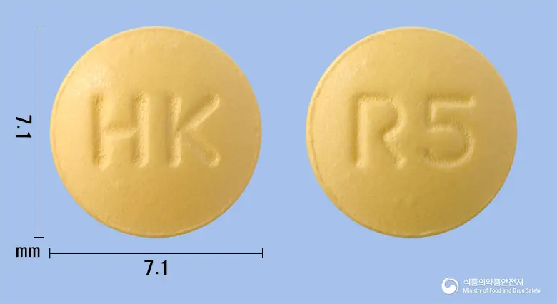 케이로틴정5mg(로수바스타틴칼슘) 앞뒤 사진 (노란색 원형, 각인 HK / R5)