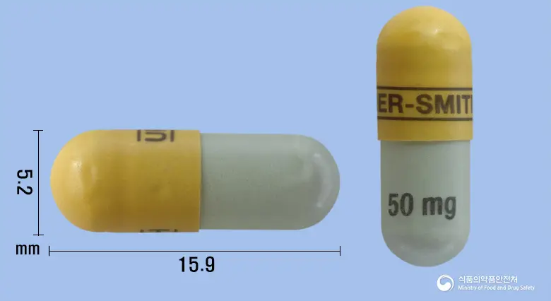 큐덱시서방캡슐50밀리그램(토피라메이트) 앞뒤 사진 (갈색 캡슐, 각인 ------------UPSHER-SMITH------------ 50mg)