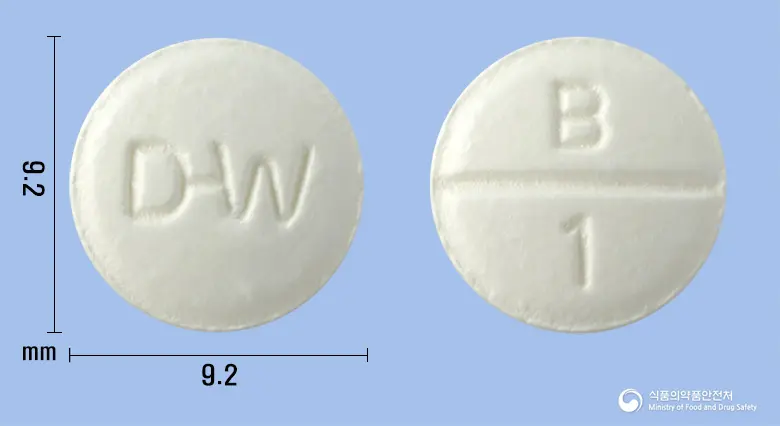 알코타민정 앞뒤 사진 (흰색 원형, 각인 D-W / B 1)