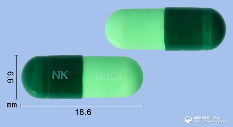 뮤코반캡슐200mg(아세틸시스테인) 앞뒤 사진 (연두색 캡슐, 각인 NK MUCB)