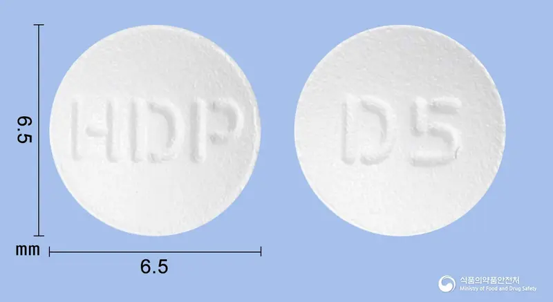 디만틴정5밀리그램(메만틴염산염) 앞뒤 사진 (흰색 원형, 각인 HDP / D5)