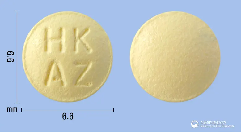 알티온정(아젤라스틴염산염) 앞뒤 사진 (노란색 원형, 각인 HKAZ)