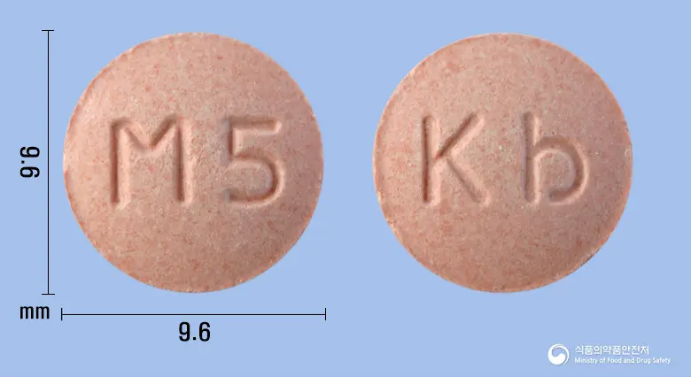 몬텔츄정 5mg(몬테루카스트나트륨) 앞뒤 사진 (분홍색 원형, 각인 M5 / Kb)