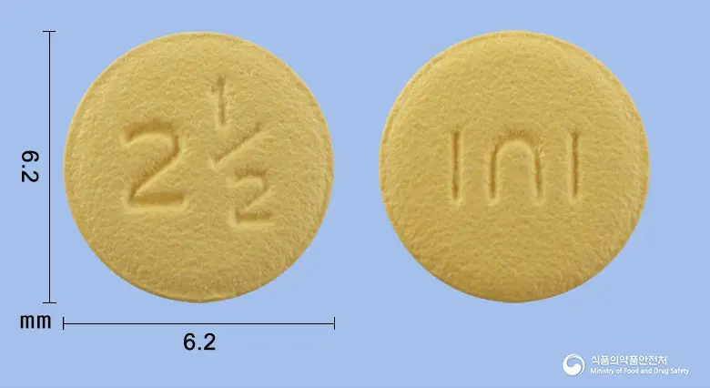 엘릭사반정2.5밀리그램(아픽사반) 앞뒤 사진 (노란색 원형, 각인 2½ / I∩I)
