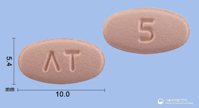 앤티사반정5mg(아픽사반) 앞뒤 사진 (분홍색 타원형, 각인 ΛT / 5)