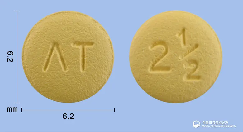 앤티사반정2.5mg(아픽사반) 앞뒤 사진 (노란색 원형, 각인 ΛT / 2½)