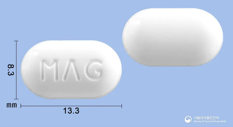 마겐정(알마게이트) 앞뒤 사진 (흰색 장방형, 각인 MΛG)