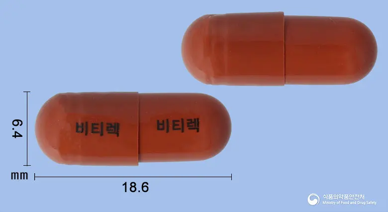 비티렉캡슐(포도엽건조엑스) 앞뒤 사진 (갈색 캡슐, 각인 비티렉 비티렉)