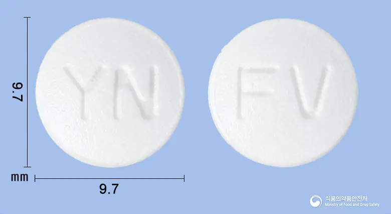팜시온정(팜시클로비르) 앞뒤 사진 (흰색 원형, 각인 YN / FV)