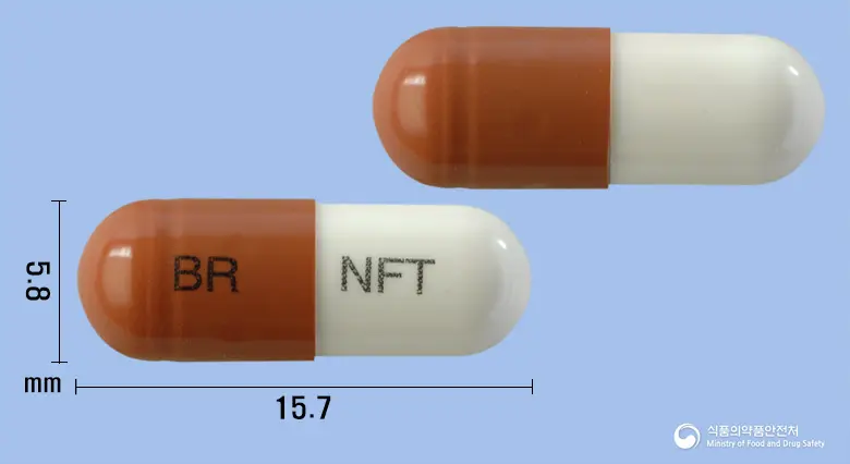 보령니트로푸란토인캡슐 앞뒤 사진 (갈색 캡슐, 각인 BR NFT)