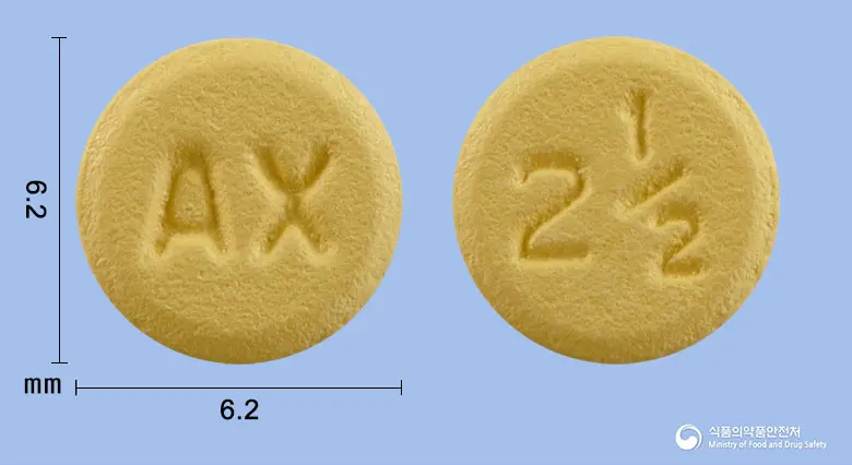 아픽사젠정2.5밀리그램(아픽사반) 앞뒤 사진 (노란색 원형, 각인 AX / 2½)