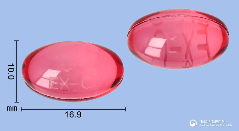 엑쎈콜연질캡슐 앞뒤 사진 (빨간색·투명 캡슐, 각인 EX-C)