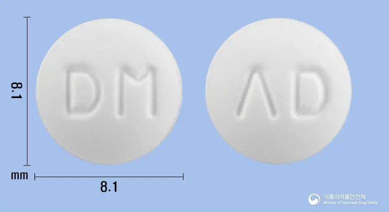 암로굿정5밀리그램(암로디핀메실산염일수화물) 앞뒤 사진 (흰색 원형, 각인 DM / ΛD)