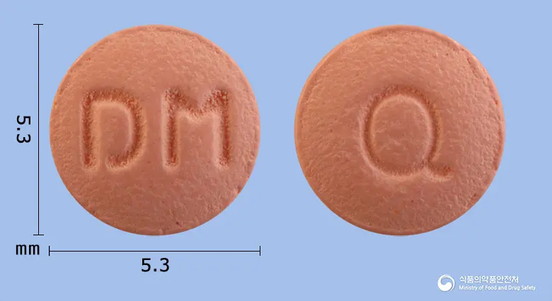 쿠아핀정25밀리그램(쿠에티아핀푸마르산염) 앞뒤 사진 (분홍색 원형, 각인 DM / Q)