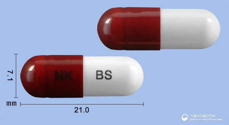 데카신캡슐(배농산급탕) 앞뒤 사진 (빨간색 캡슐, 각인 NK BS)