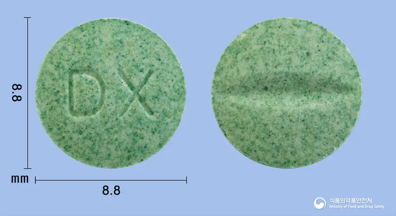 독시마이신엔정100mg(독시사이클린수화물) 앞뒤 사진 (연두색 원형, 각인 DX)