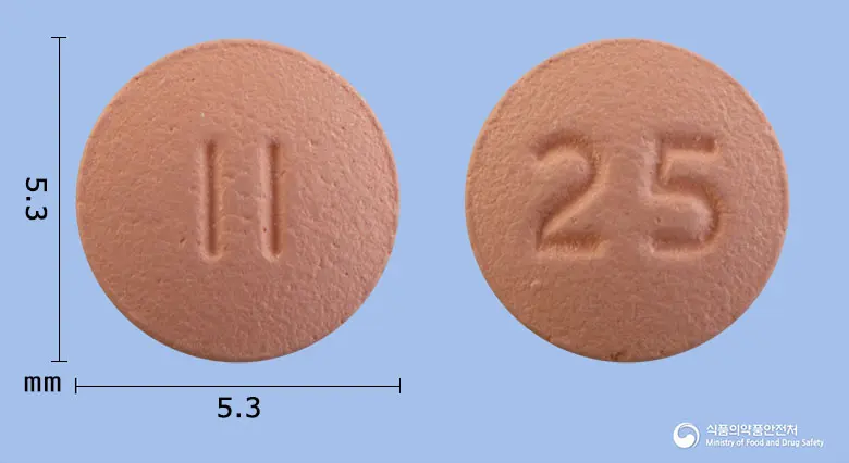 쿠에핀정25mg(쿠에티아핀푸마르산염) 앞뒤 사진 (분홍색 원형, 각인 II / 25)