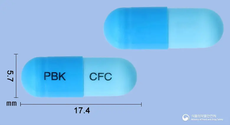 클러윈캡슐(세파클러수화물) 앞뒤 사진 (파란색 캡슐, 각인 PBK CFC)