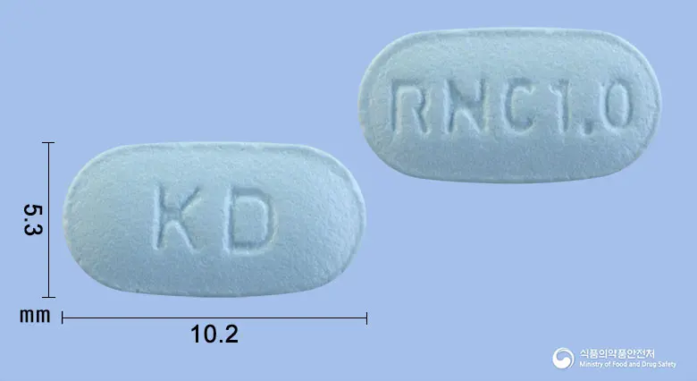 레니코정1밀리그램(바레니클린베실산염일수화물) 앞뒤 사진 (파란색 장방형, 각인 KD / RNC1.0)