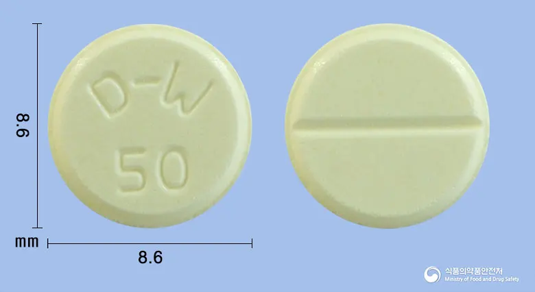 클자핀정50밀리그램(클로자핀) 앞뒤 사진 (노란색 원형, 각인 D-W50)