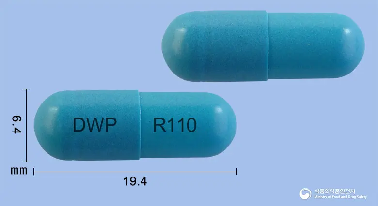 다비닥사캡슐110mg(다비가트란에텍실레이트) 앞뒤 사진 (파란색 캡슐, 각인 DWP R110)