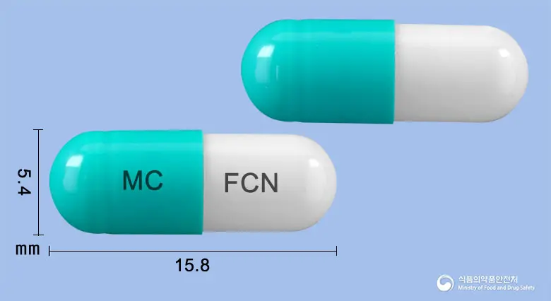 플루라졸캡슐(플루코나졸) 앞뒤 사진 (청록색 캡슐, 각인 MC FCN)