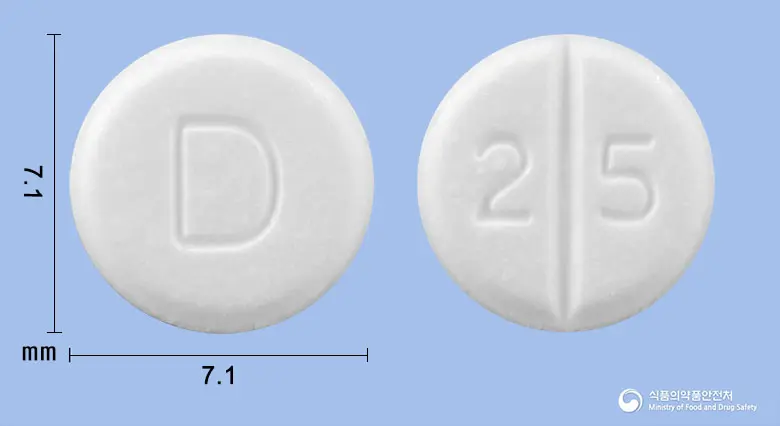 달라트정25mg(카르베딜롤) 앞뒤 사진 (흰색 원형, 각인 D / 2 5)