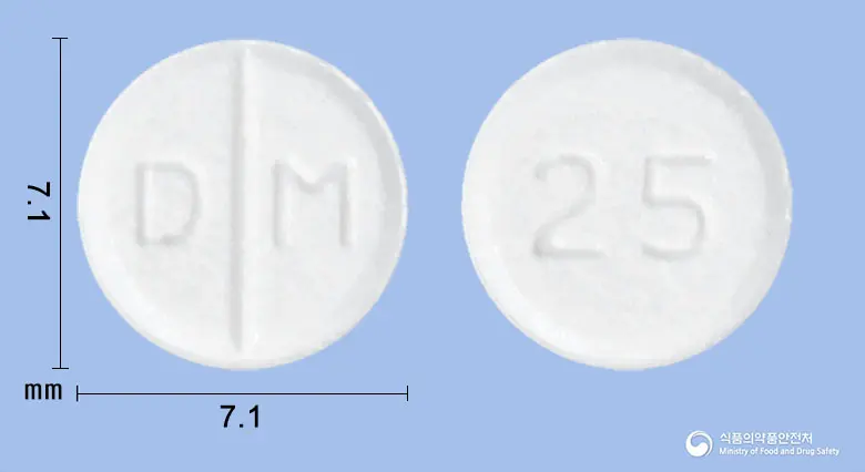 뉴딜렌정25밀리그램(카르베딜롤) 앞뒤 사진 (흰색 원형, 각인 D M / 25)