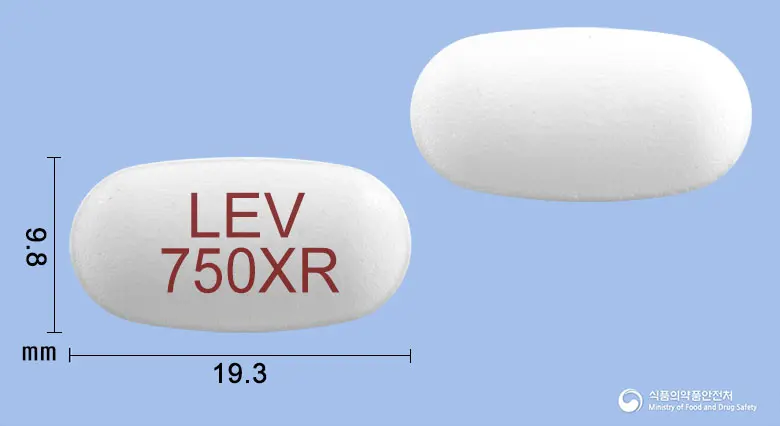 큐팜엑스알서방정750밀리그램(레비티라세탐) 앞뒤 사진 (흰색 타원형, 각인 LEV750XR)