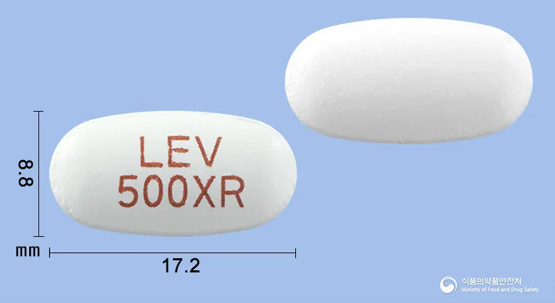 큐팜엑스알서방정500밀리그램(레비티라세탐) 앞뒤 사진 (흰색 타원형, 각인 LEV500XR)